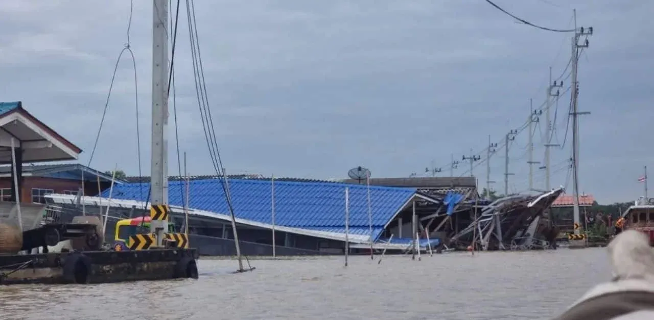 사고로 파손된 논타부리 강변 주택