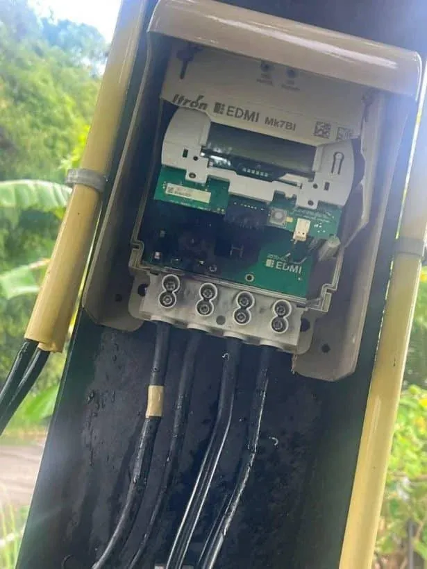 낙뢰로 손상된 레스토랑 건물