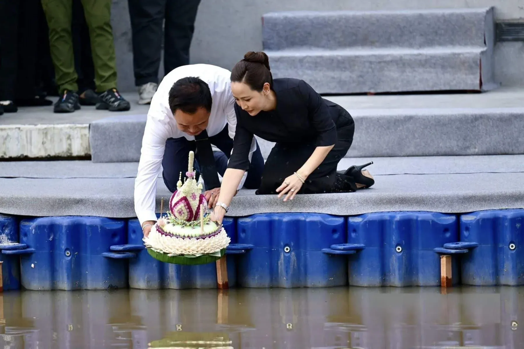 아누틴 총리가 로이끄라통 축제에서 등을 띄우는 모습