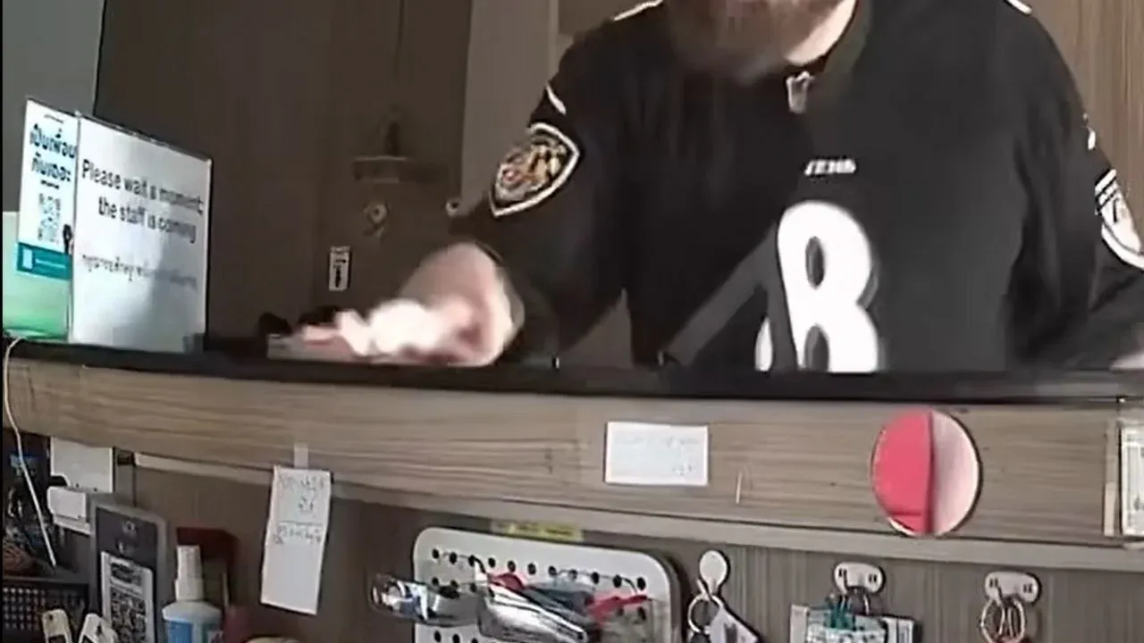 호텔 CCTV에 포착된 위협 장면