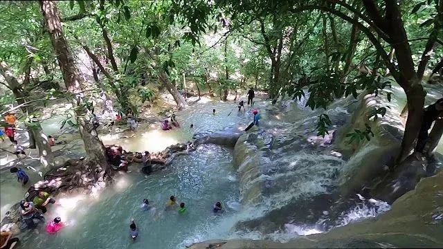 왕사이 폭포 관광객들