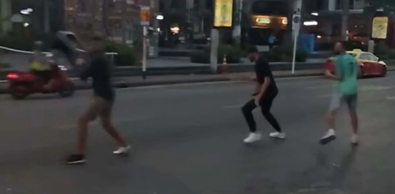 파통 거리 충돌 추가 장면