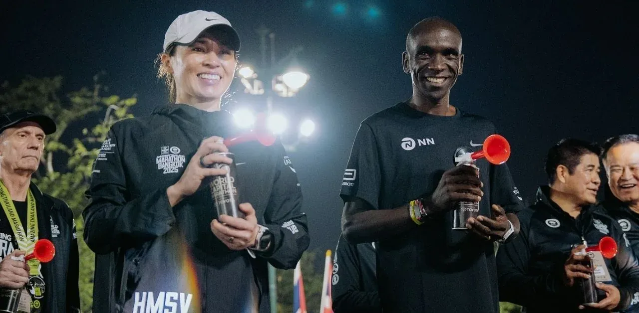 킵초게와 태국 왕비가 함께 방콕 마라톤에 참가한 모습