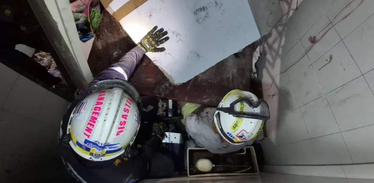 화장실에 갇힌 피해자 구조 작업