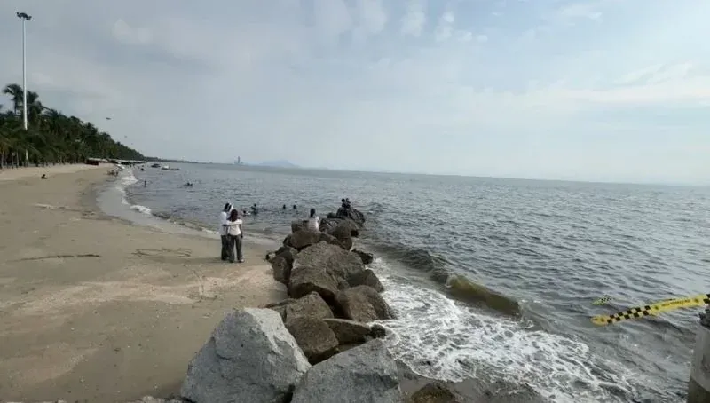 방쎈 비치 검은 바닷물