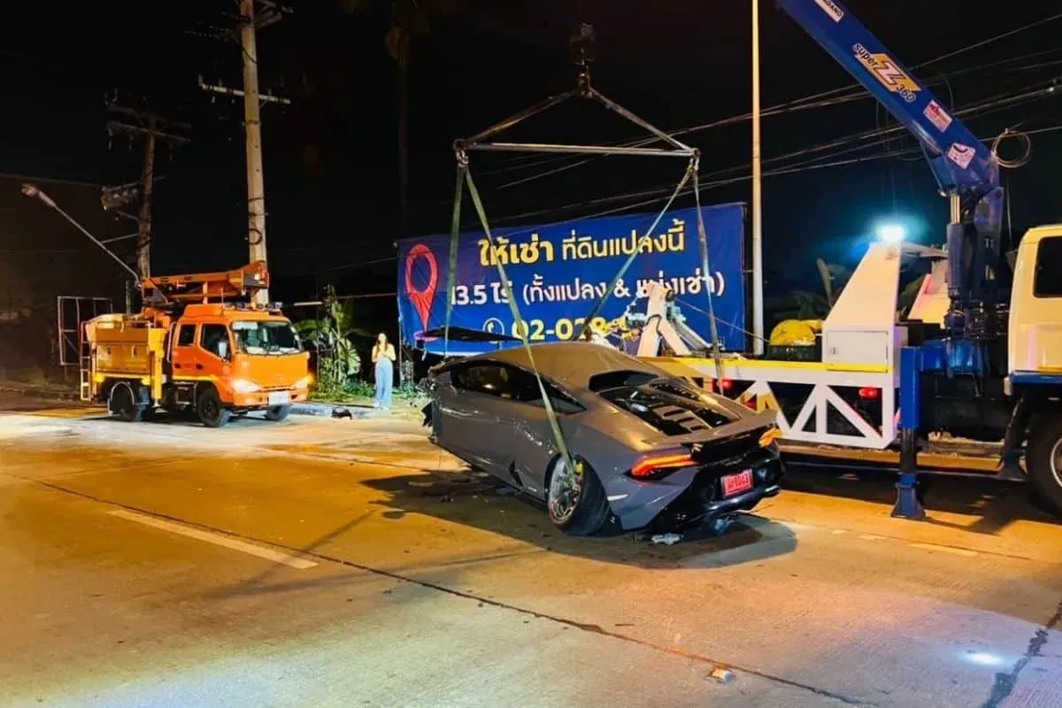 파손된 람보르기니가 견인차에 실려 이동되는 모습