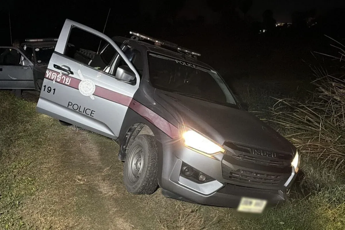 범죄 현장 근처 진흙길에 빠진 경찰 순찰차