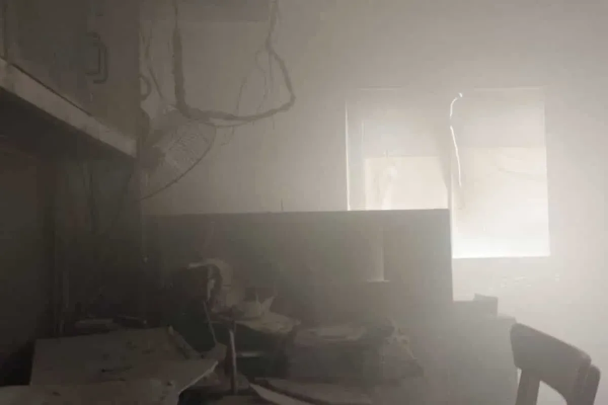 화재로 손상된 수쿰윗 소이 8 건물 내부