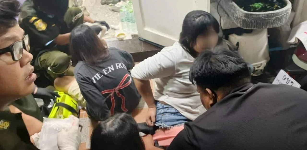 경찰 작전 중 부상당한 소녀들