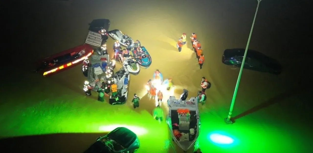 하트야이 홍수 구조 작업 중 위협받는 구조대