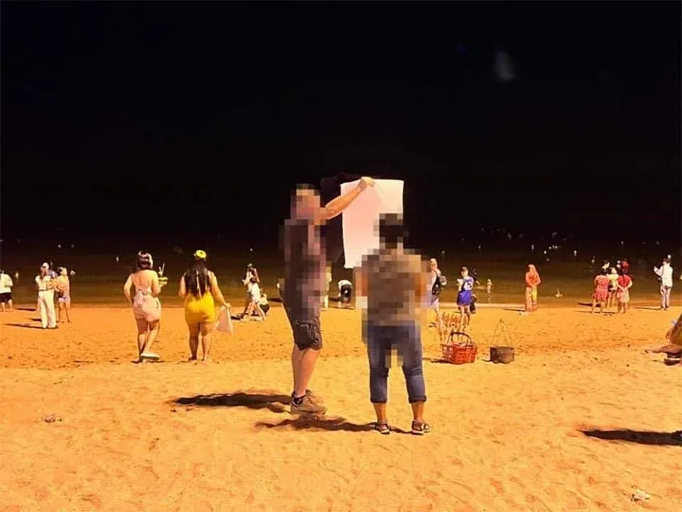 전통 의상을 입고 로이 끄라통 축제에 참여하는 시민들