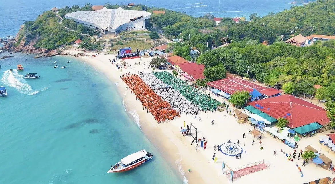 꼬란섬에서 펼쳐진 대형 인도 국기