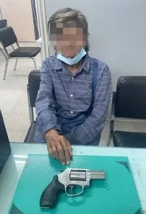 위칫 경찰에 압수된 권총