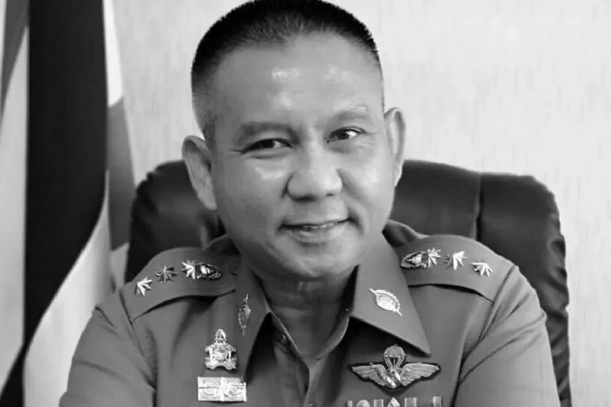 나콘사완에서 고위 경찰관이 차량 안에서 사망한 채 발견되었다