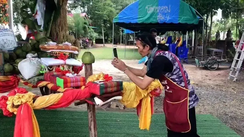 100년 된 고대 수레 앞에서 기도하는 태국 주민들