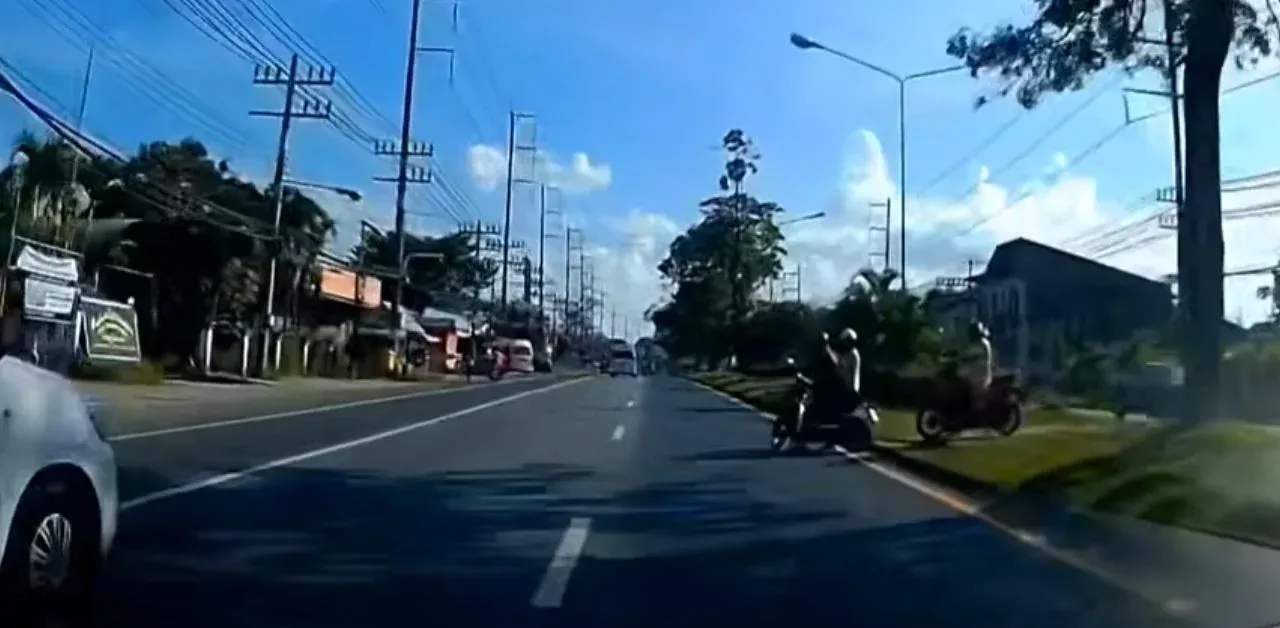 푸켓에서 불법 유턴하는 외국인 라이더