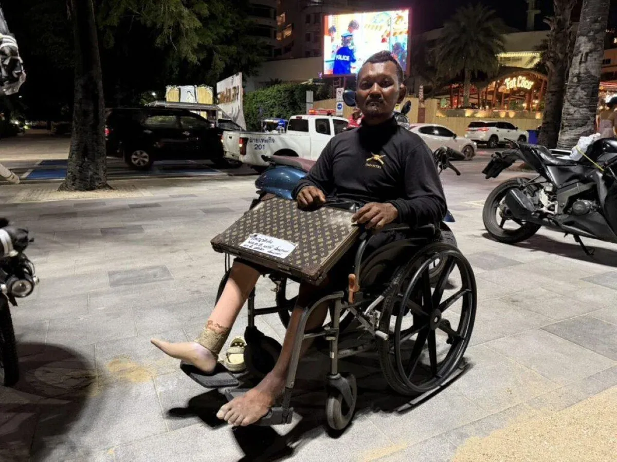 휠체어를 사용하는 복권 판매원 차오왈릿