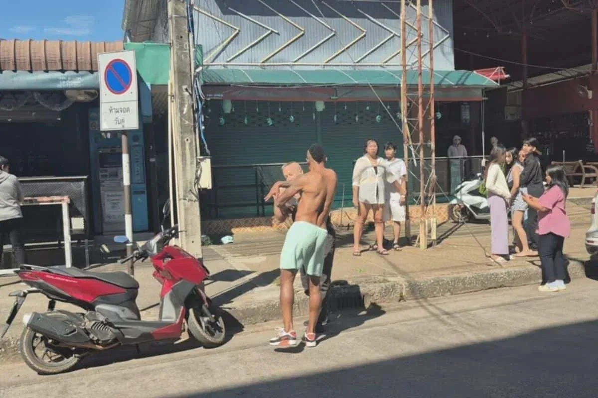 술집 밖에서 브라질 축구선수를 둘러싼 직원들