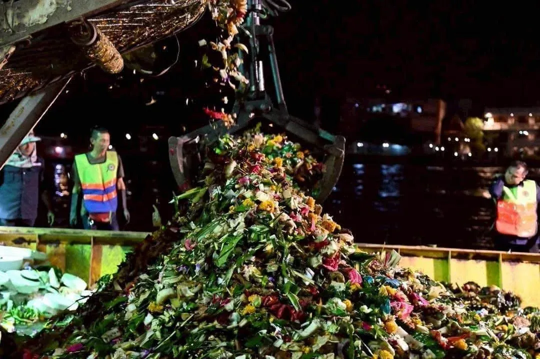 방콕 로이끄라통 축제 후 끄라통 수거 작업