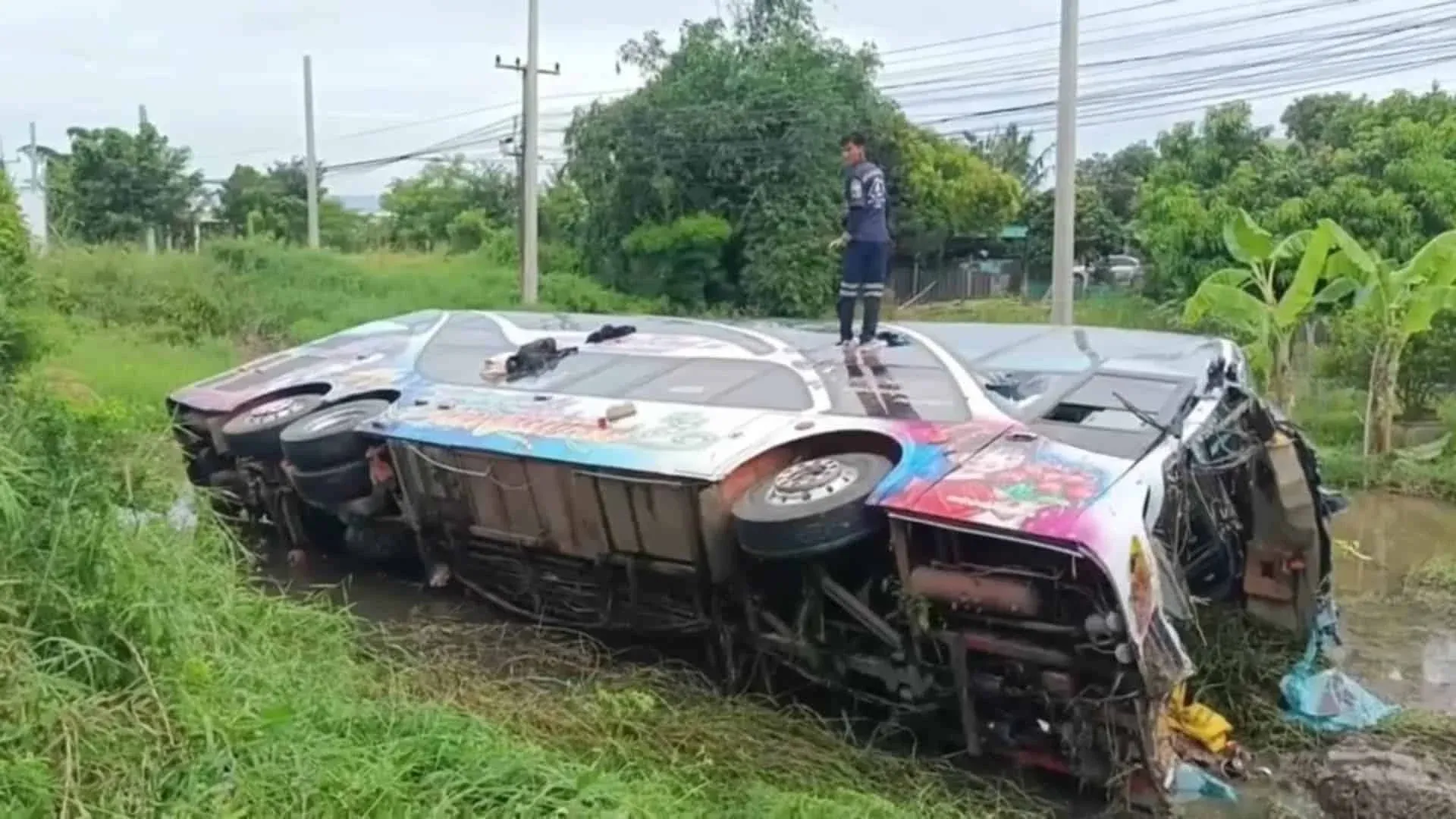 전복된 학교버스 현장