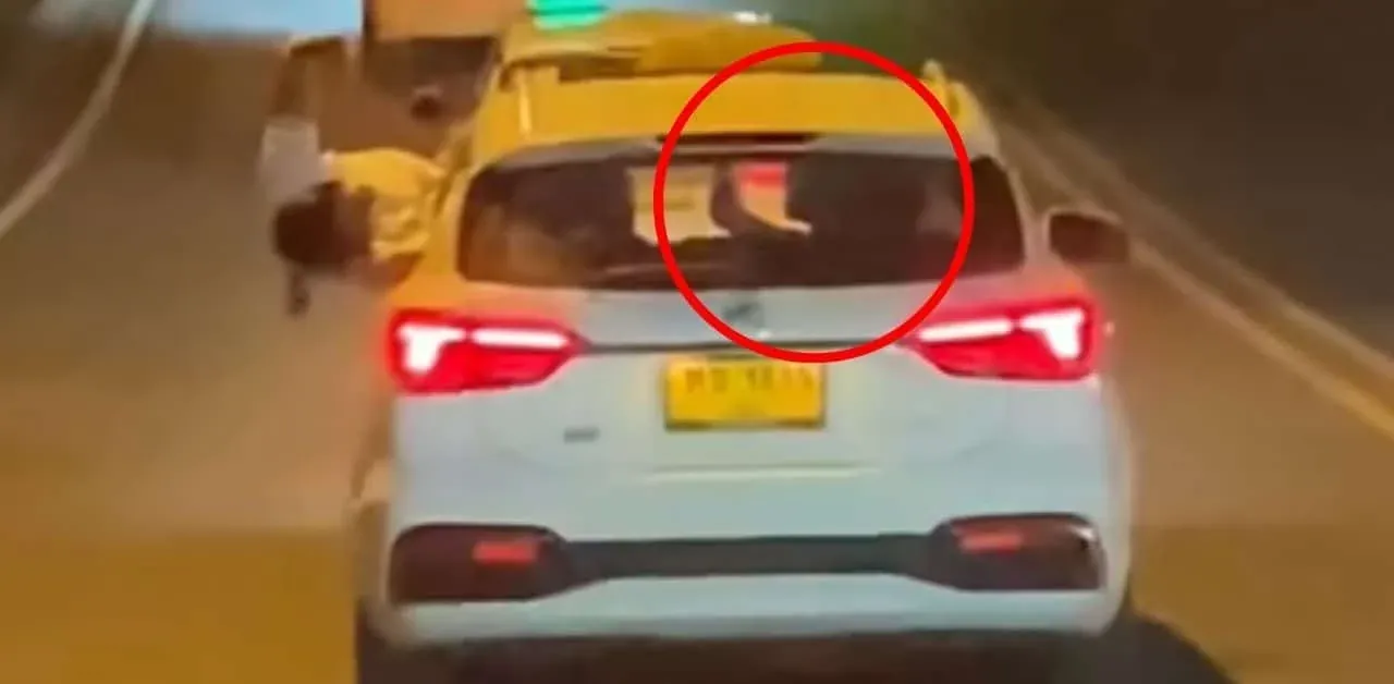 푸켓 택시 창문 밖으로 몸을 내민 외국인 관광객