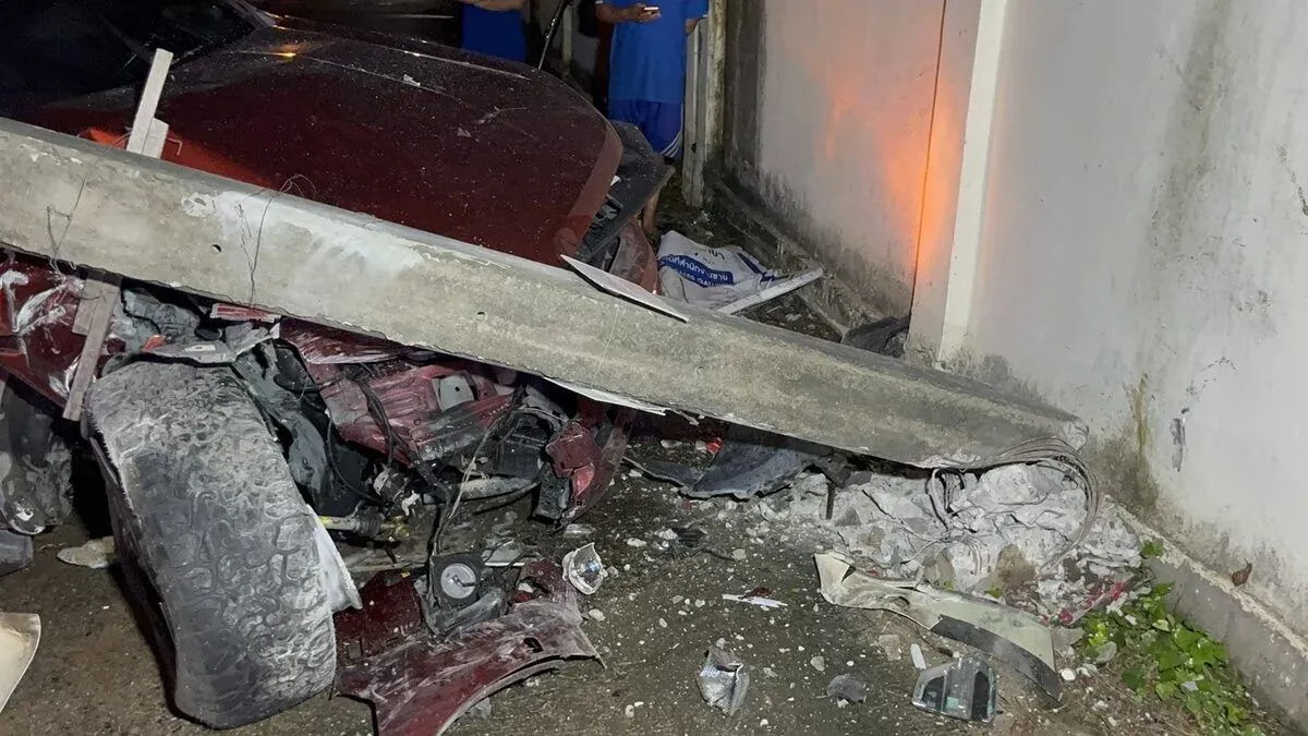 촌부리 음주운전 사고 현장의 파손된 차량