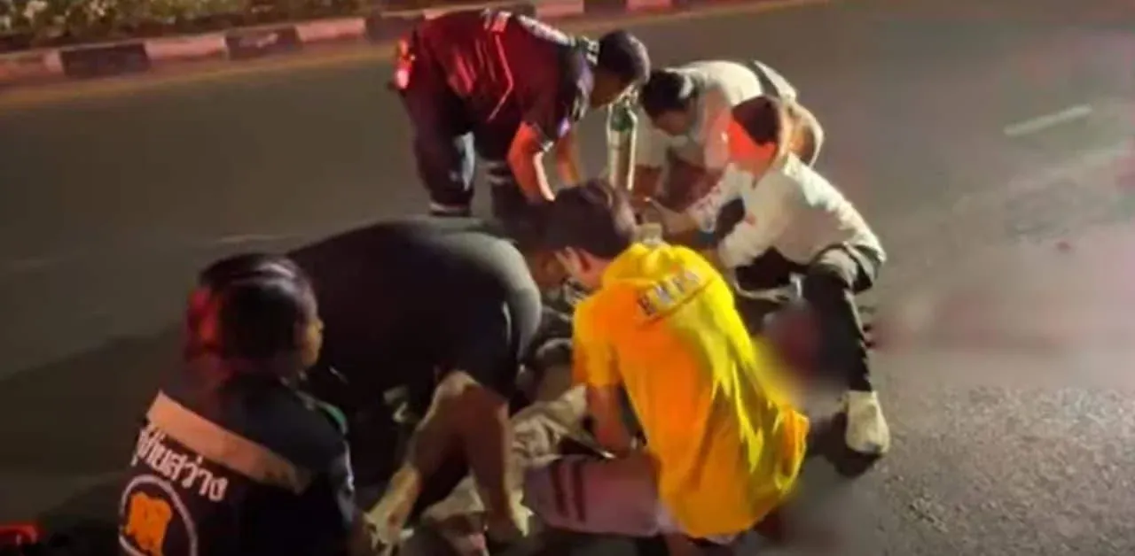 사고로 손상된 픽업트럭과 오토바이