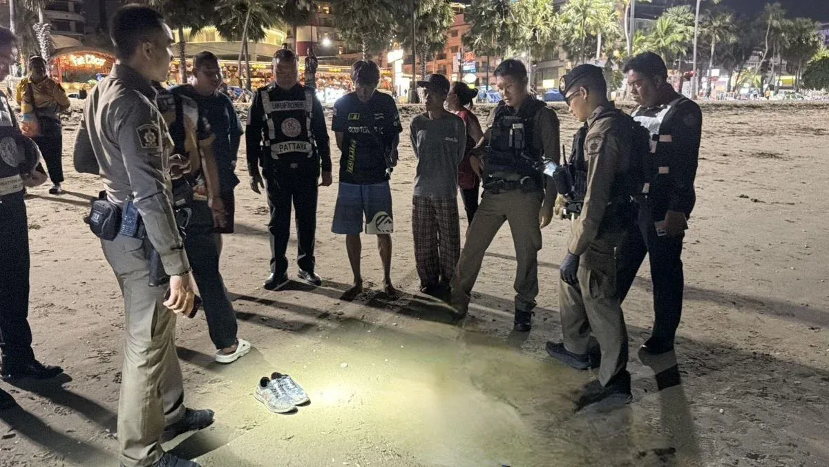파타야 해변 현장의 경찰과 수사관들