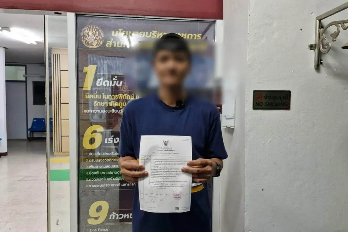 제과점 주인이 경찰 신고서를 들고 있는 모습