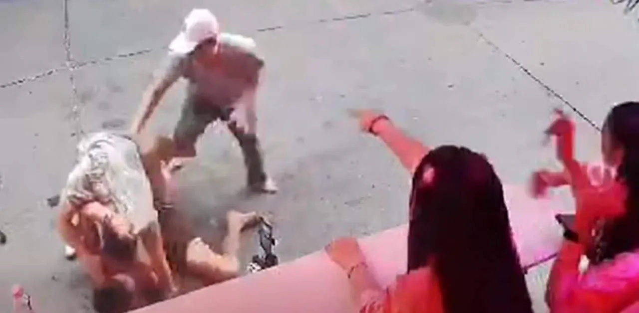 바 직원들의 개입 장면