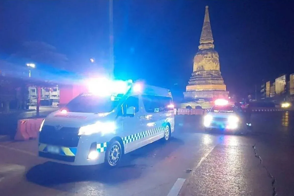 태국 아유타야에서 긴급 출산 후 구조대의 도움을 받는 산모와 신생아