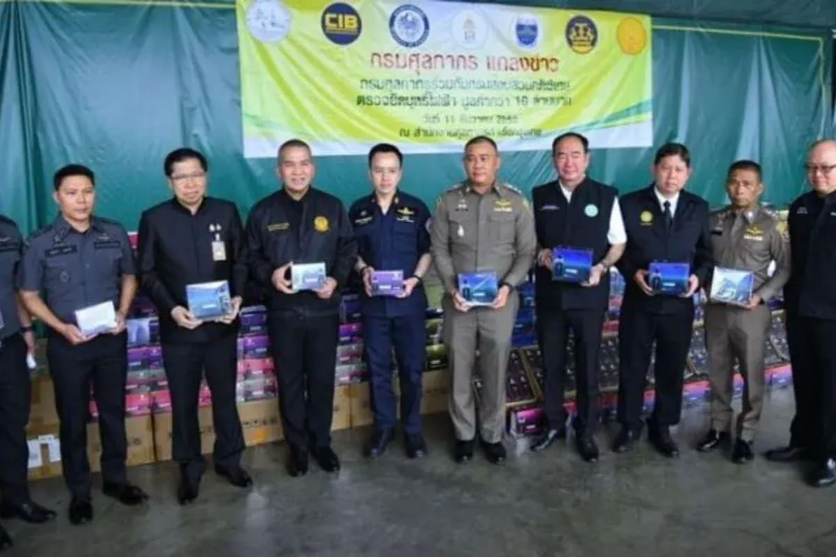 방콕 항구 압수 현장에서 불법 전자담배를 검사하는 태국 당국