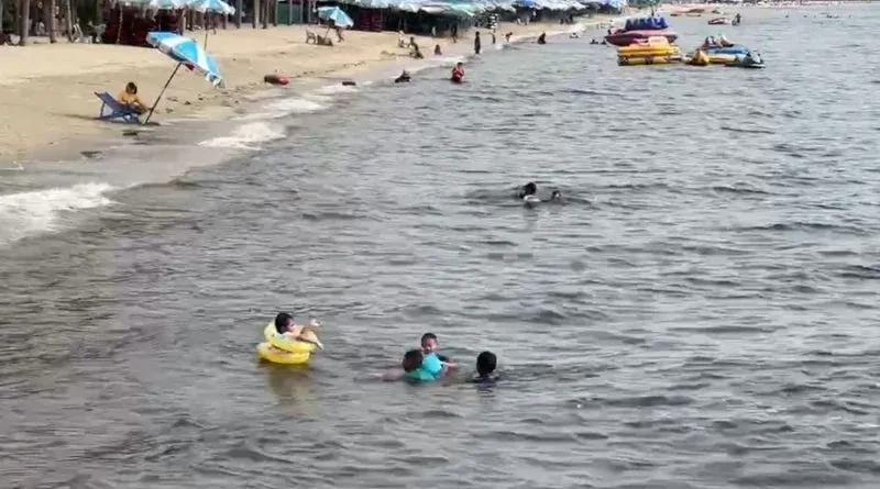 방쎈 비치 검은 바닷물