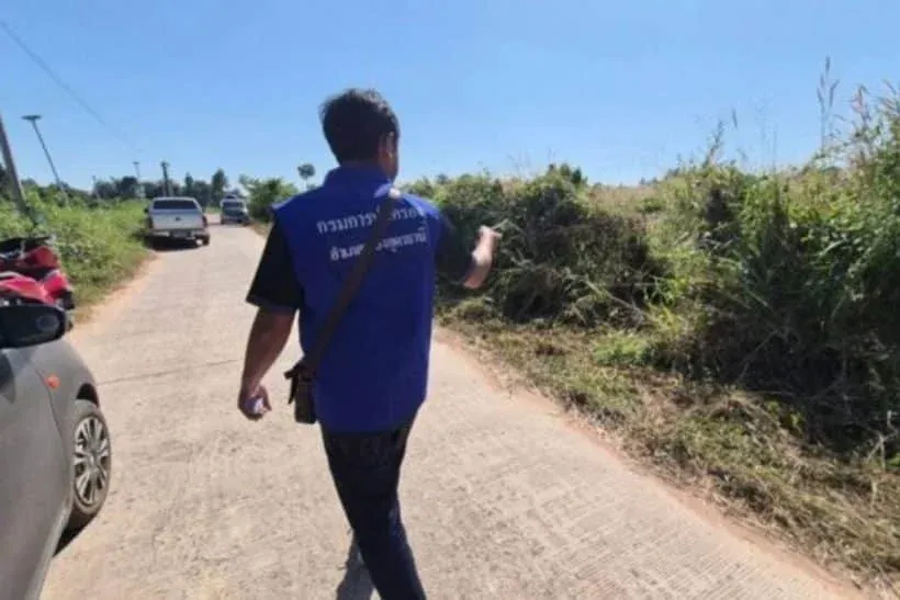 우돈타니 축산청 직원들이 개 사체 발견 현장을 조사하고 있다