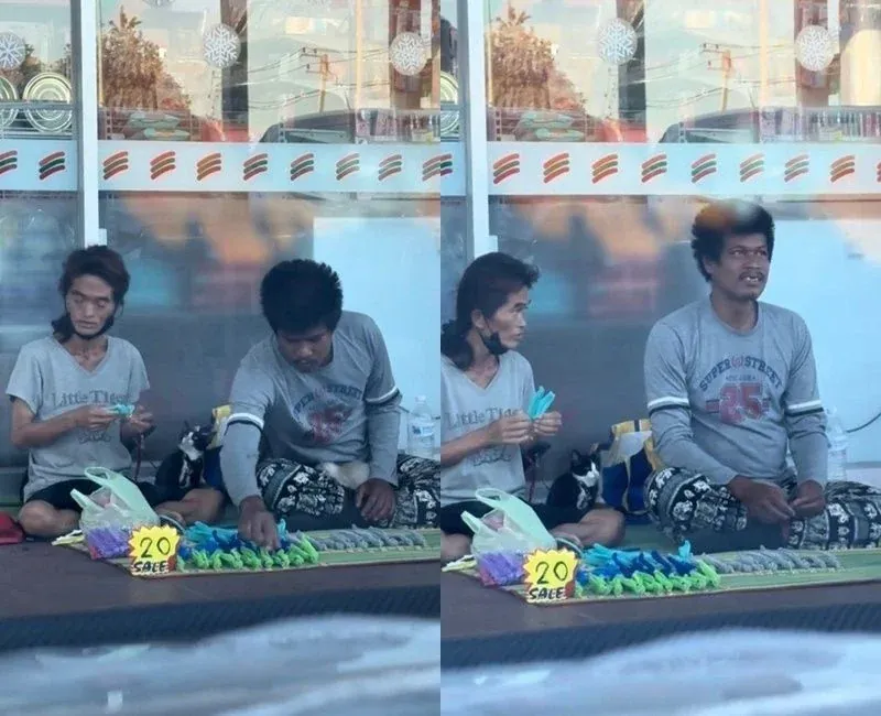 커플과 고양이가 함께 열쇠고리를 판매하는 모습