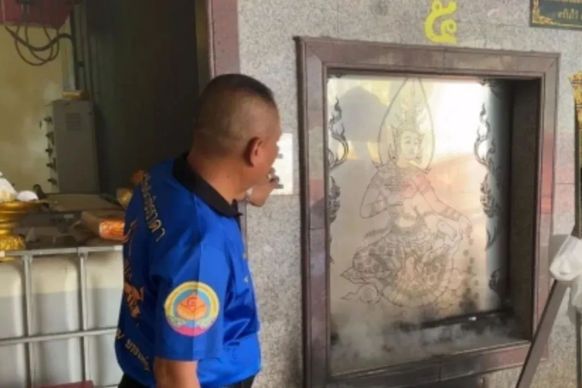 촌티랏 사쿨쿠의 시신이 와트 랏 프라콩 탐 사원에서 화장을 위해 운구되는 모습