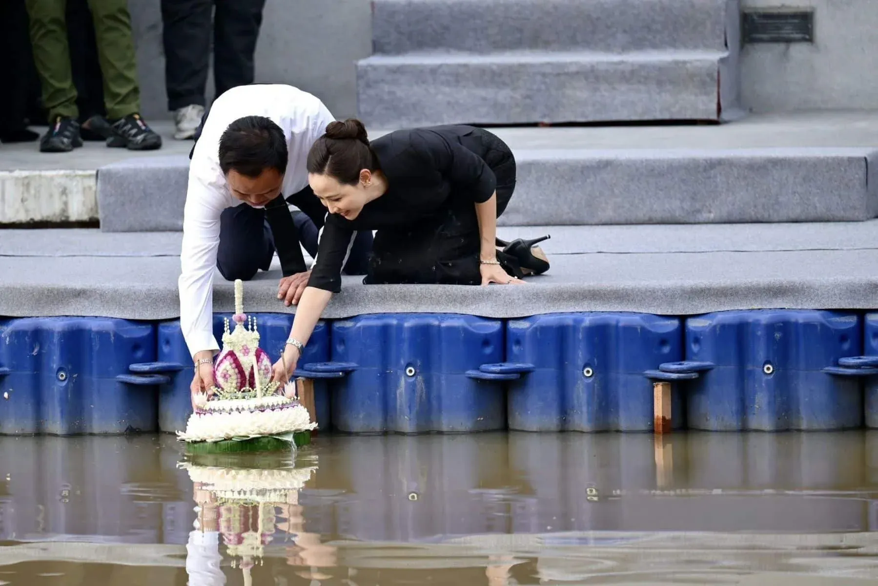 아누틴 총리와 각료들이 함께 축제에 참여하는 모습