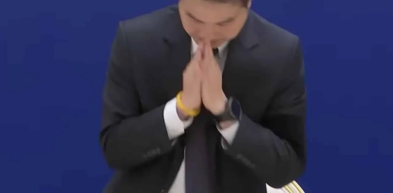 기자회견 중 퇴장하는 파라돈 장관