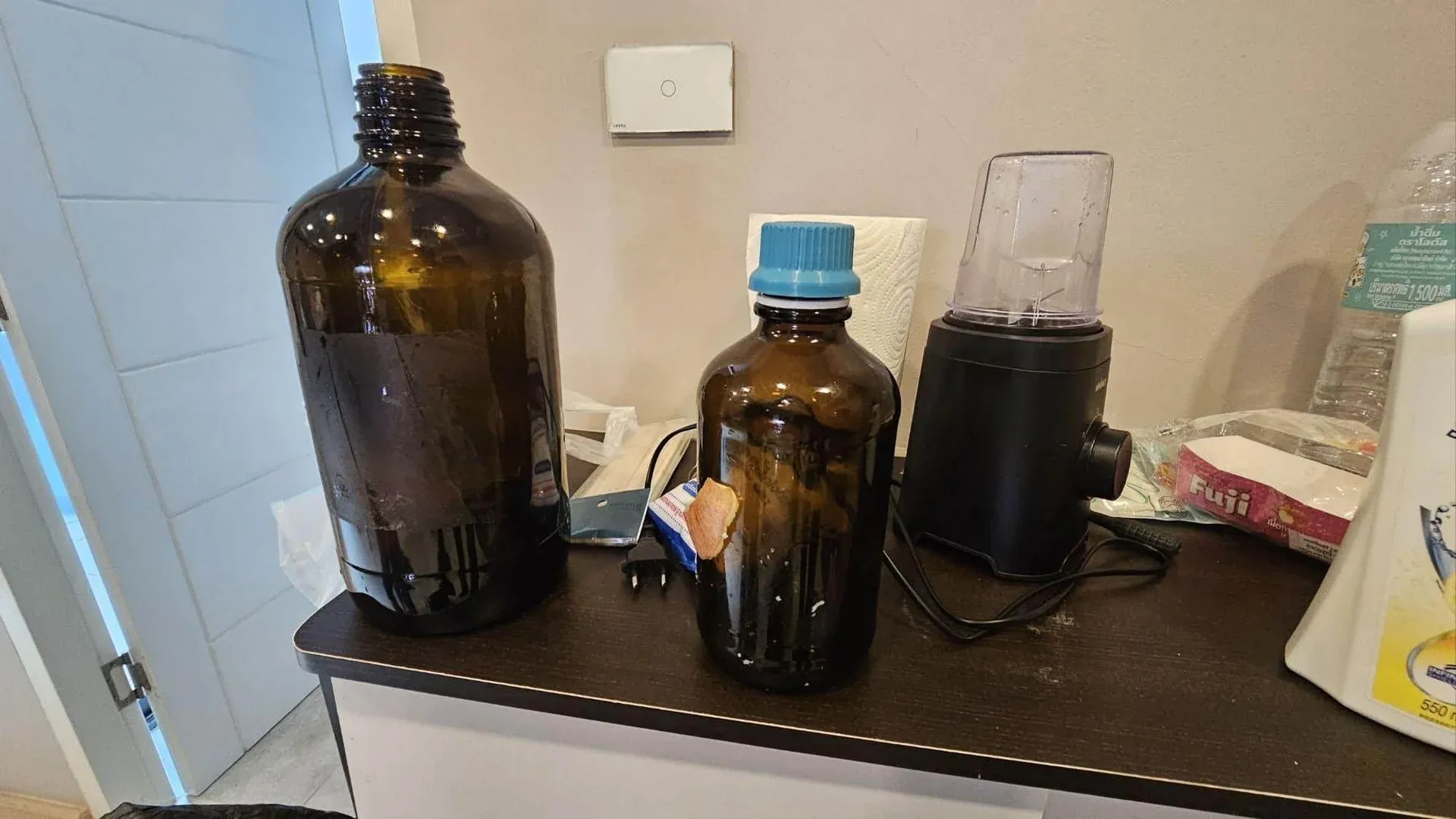 압수된 마약과 증거물