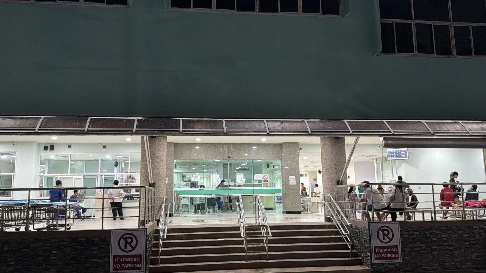 병원으로 이송되는 피해자