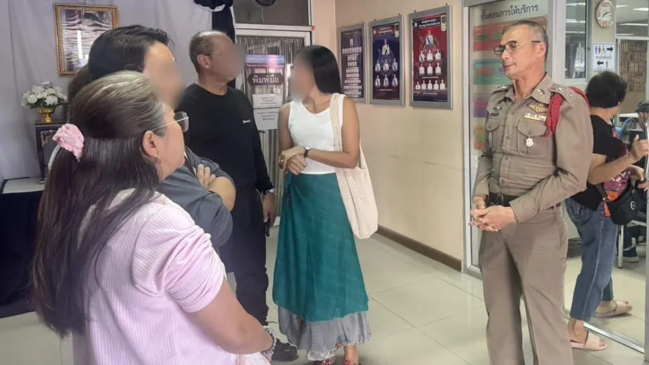 백색사원 관광객 충돌