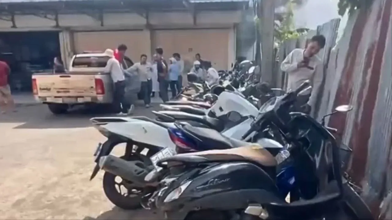 사고 현장의 파손된 차량과 오토바이