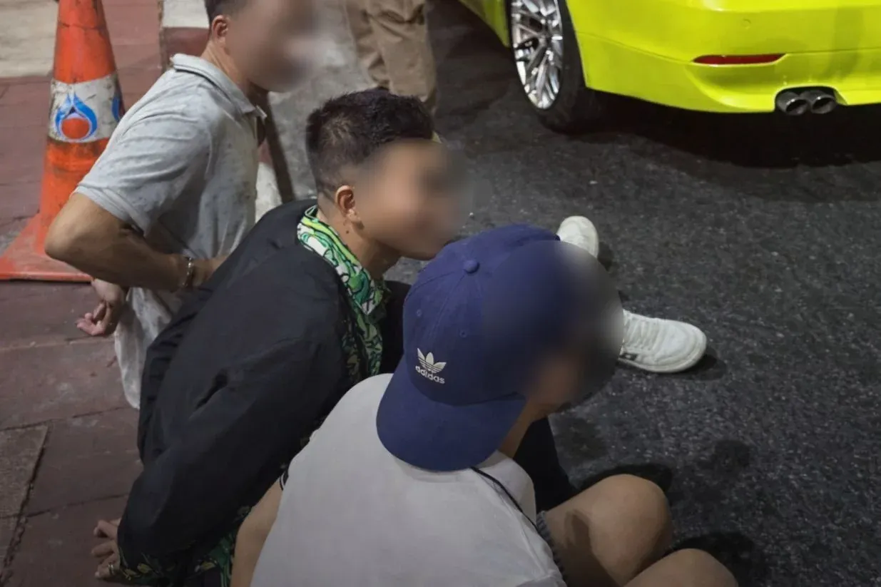 방콕 교통경찰 검문소에서 체포된 베트남 남성들