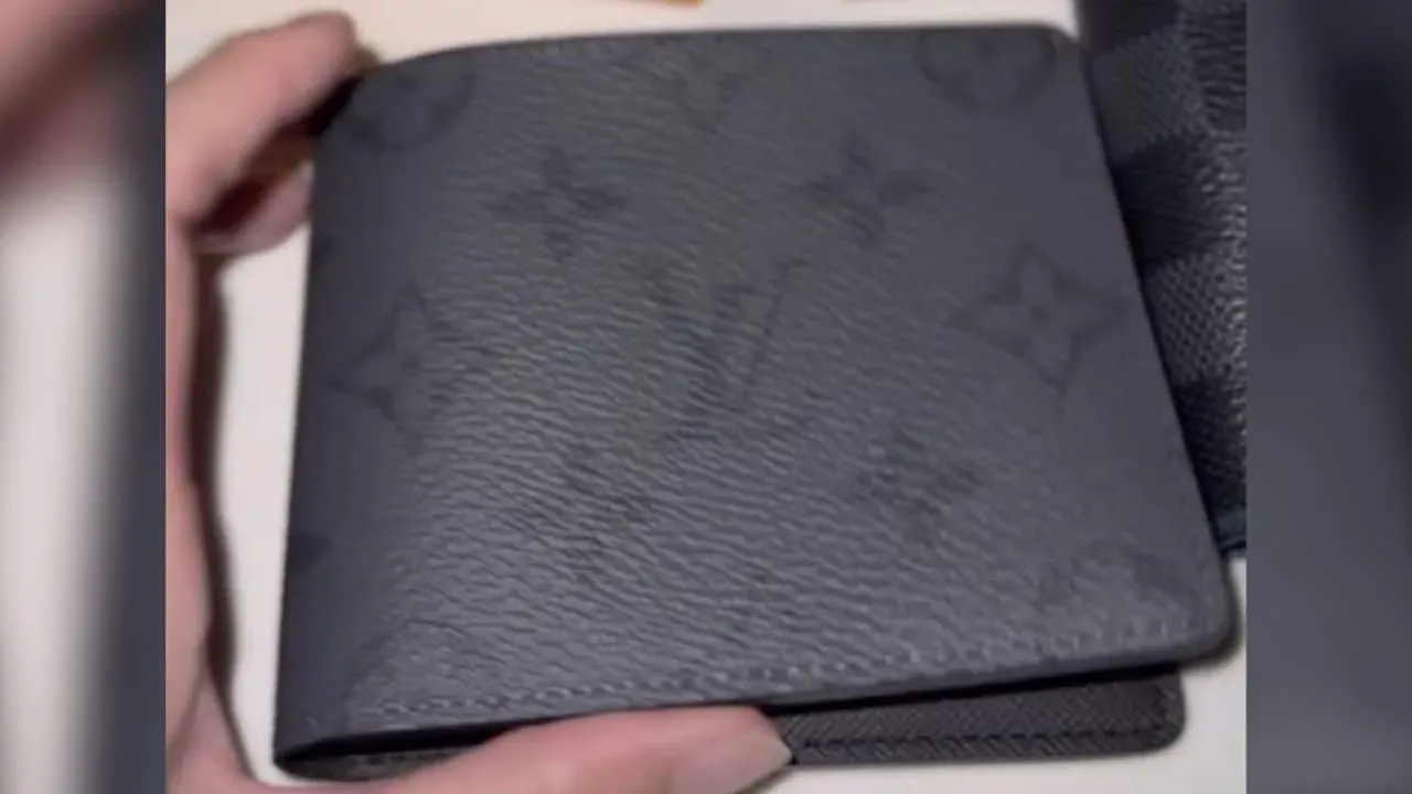 도난당한 다이아몬드 반지와 신용카드들