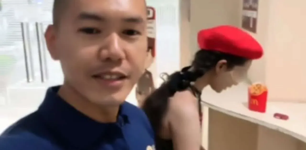 여성이 커넬 샌더스를 신고하는 장면