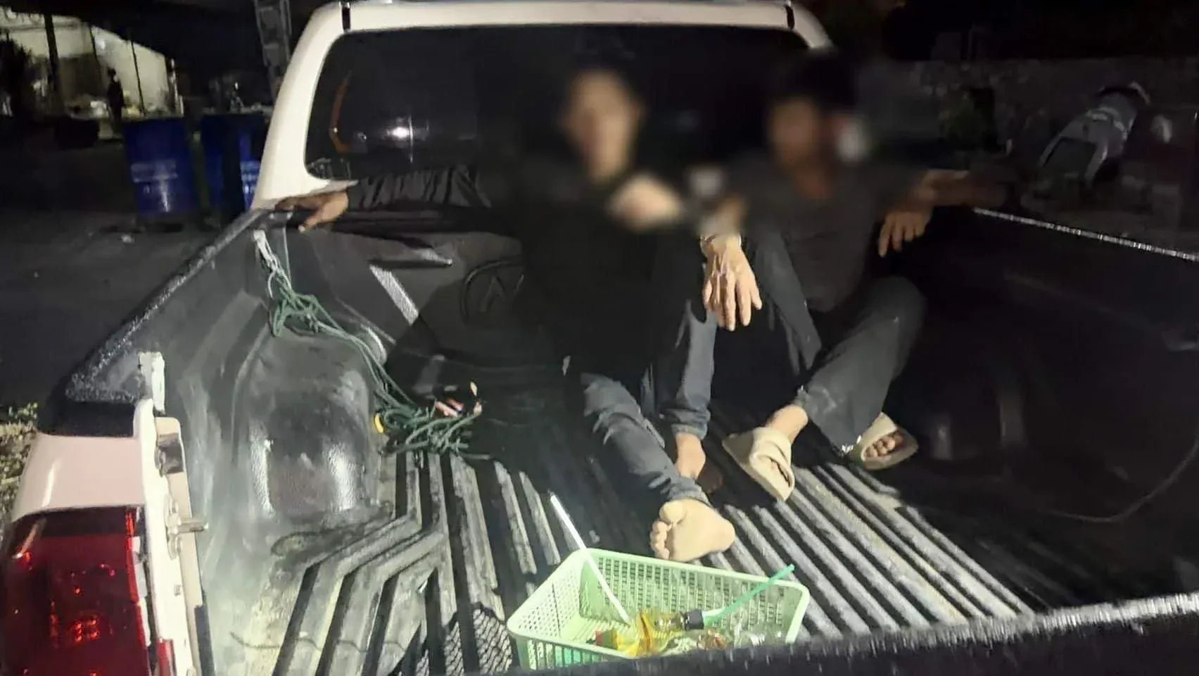 체포된 용의자와 압수품