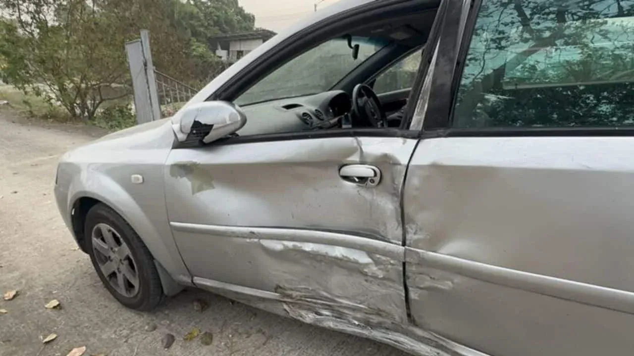 사고 현장의 손상된 차량과 뒤집힌 오토바이