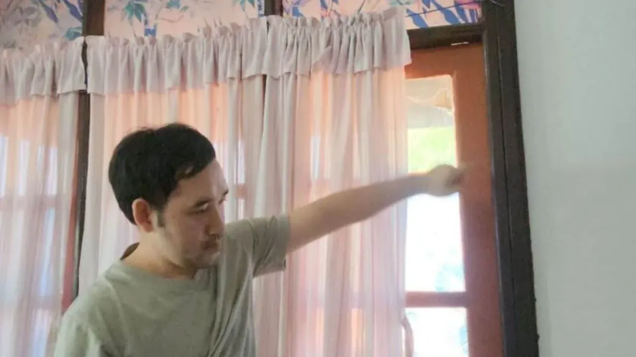 총알이 관통한 벽과 창문