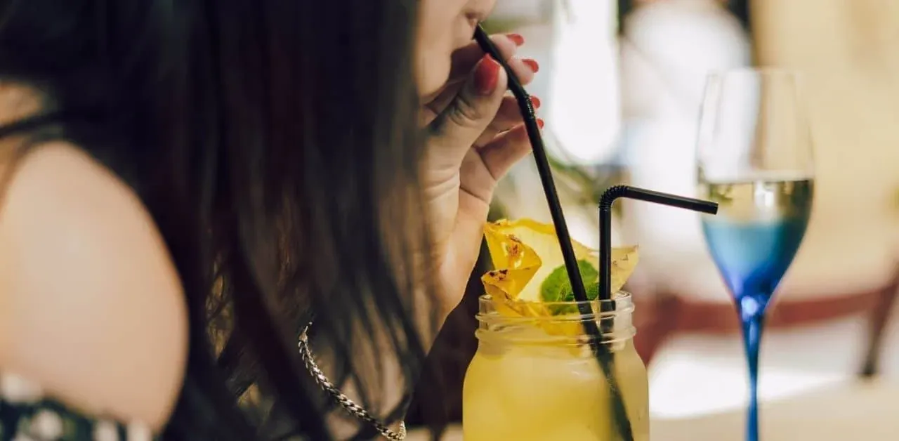 약물이 든 음료 이미지