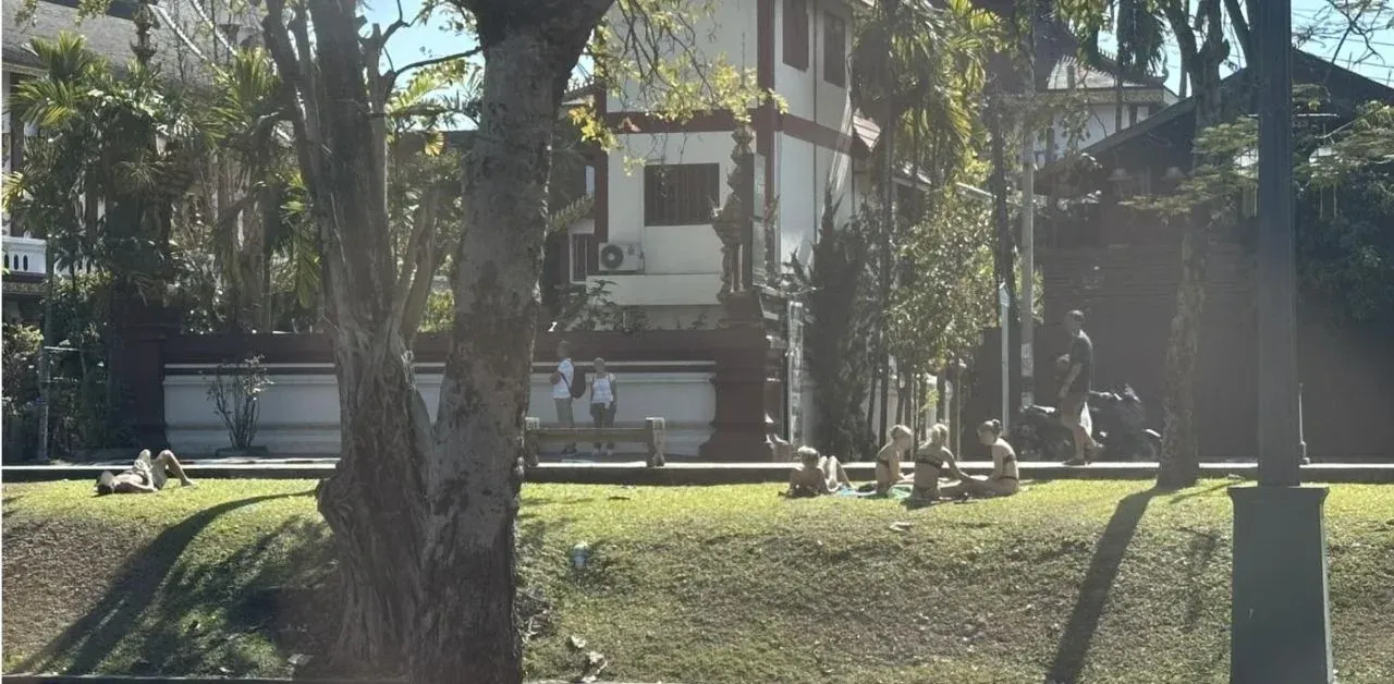 치앙마이 사원 근처 일광욕 논란